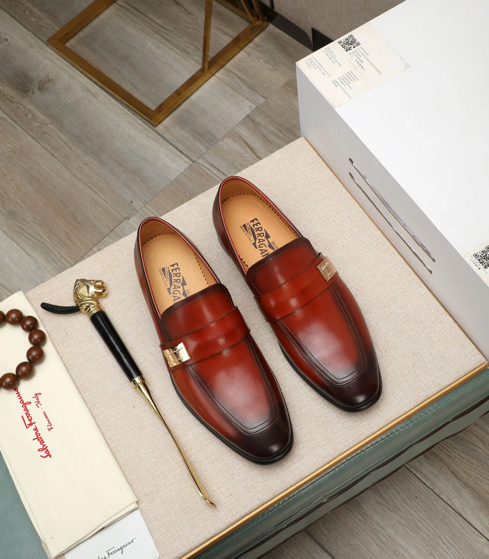 Men's shoes 💰540📛📛(water-dyed cowhide) Salvatore Ferragamo high-end (Salvatore Ferragamo) is the world's top luxury footwear brand. It comes from the fashion kingdom of Italy and is famous all over the world for its traditional handmade design and novel styles...🚶🏻🚶🏻New suit shoes are available simultaneously at the counter. This model is purely handmade. The fabric is imported from Italy's original first-layer cowhide. Soft water-dyed cowhide lining. Original authentic outsole🌀🌀Size: 38➖44 (45 customized)